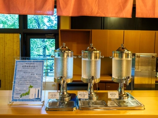 【ロビー】屋号にちなみ、「水の飲み比べ」をご用意。